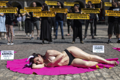 - Un centenar de activistas antitaurinos se concentraron en Madrid para reclamar unas fiestas de San Isidro "Compasión" y sin corridas de toros