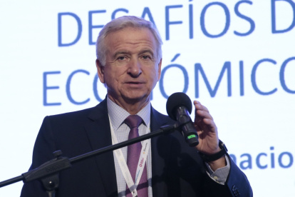 El economista Felipe Larraín en su ponencia en el Congreso Internacional de Economía y Banca 2023.