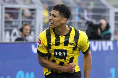 Dortmund (Germany), 07/05/2023.- Dortmund"s Jude Bellingham celebrates after scoring the 6-0 during the German Bundesliga soccer match between Borussia Dortmund and VfL Wolfsburg in Dortmund, Germany, 07 May 2023. (Alemania, Rusia) EFE/EPA/RONALD WITTEK CONDITIONS - ATTENTION: The DFL regulations prohibit any use of photographs as image sequences and/or quasi-video.