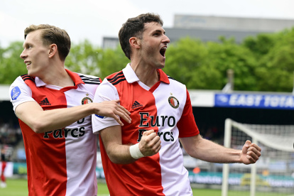 Rotterdam (Netherlands), 07/05/2023.- Marcus Pedersen (L) and Santiago Gimenez of Feyenoord (R) celebrates the team"s 0-1 goal during the Dutch Eredivisie match between Excelsior Rotterdam and Feyenoord Rotterdam in Rotterdam, Netherlands, 07 May 2023. (Países Bajos; Holanda) EFE/EPA/Olaf Kraak