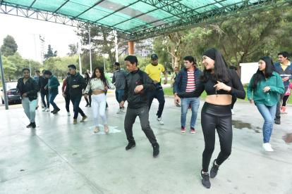 Movimiento. Ciudadanos de todas las edades se reúnen los sábados en la tarde en el parque La Carolina.