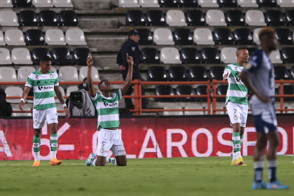 AME7706. PACHUCA (MÉXICO), 06/05/2023.-Felix Torres de Santos celebra un gol ante Pachuca, durante un partido del torneo Clausura 2023 del fútbol mexicano, disputado en el estadio Hidalgo, en Pachuca (México). EFE/David Martinez Pelcastre