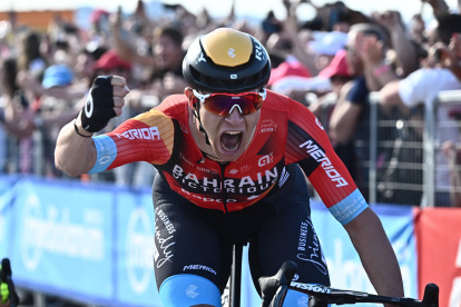 San Salvo (Italy), 07/05/2023.- Italian rider Jonathan Milan of team Bahrain Victorious crosses the finish line and wins the second stage of the 2023 Giro d"Italia cycling race over 202 km from Teramo to San Salvo, Italy, 07 May 2023. (Ciclismo, Bahrein, Italia) EFE/EPA/LUCA ZENNARO