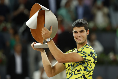 MADRID, 07/05/2023.- El tenista español Carlos Alcaraz posa con el trofeo tras su victoria ante el alemán Jan-Lennard Struff en la final del Mutua Madrid Open disputado este domingo en la Caja Mágica, en Madrid. EFE/Chema Moya