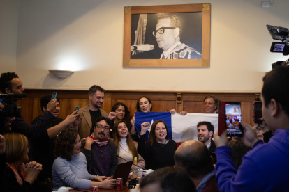 Militantes de los partidos de la lista D, de Unidad Para Chile, se reúnen durante el conteo de votos de las elecciones del Consejo Constitucional, hoy, en la sede del Partido Socialista, en Santiago (Chile).