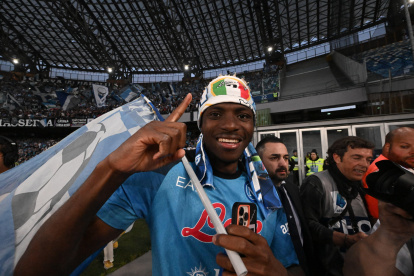 Naples (Italy), 07/05/2023.- Napoli"s Tanguy Ndombele celebrates with fans in celebration of their side"s third-ever league title victory, the Scudetto, after winning the Serie A soccer match between SSC Napoli and ACF Fiorentina in Naples, Italy, 07 May 2023. (Italia, Nápoles) EFE/EPA/CIRO FUSCO