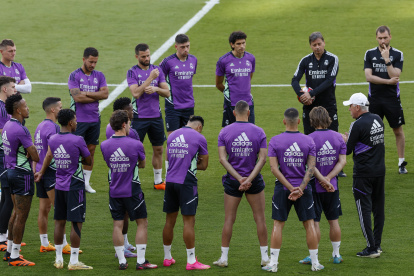 SEVILLA, 05/05/2023.- El entrenador del Real Madrid, Carlo Ancelotti (2-d), da instrucciones a sus jugadores durante el entrenamiento previo a la final de la Copa del Rey, que les enfrentará mañana a Osasuna, celebrado este jueves en el estadio Ramón Sánchez-Pizjuán, en Sevilla. EFE/Julio Muñoz