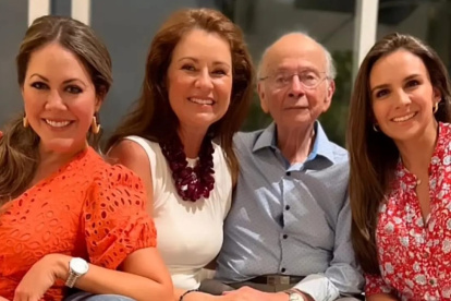 Denisse con Tere y Estéfani junto a Xavier Alvarado Roca.