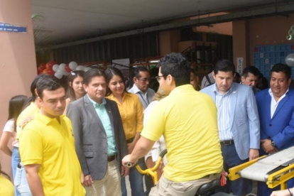 Estudiantes de la facultad de Ingeniería Industrial muestran el funcionamiento de la moledora de granos..