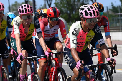 Alexander Cepeda (d) se ubica en la casilla 11 de la clasificación de la maglia blanca.