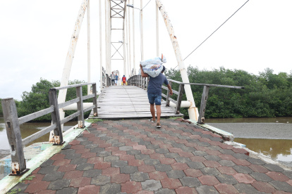1. La caminera. Con los pasamanos a medias y falta de tablas en el piso, la estructura tiembla cada vez que varias personas pasan a la vez por el puente.