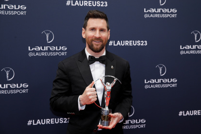 Leo Messi posando con el prestigioso premio.