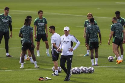 MADRID, 08/05/2023.- El ténico italiano del Real Madrid Carlo Ancelotti, este lunes durante el entrenamiento en la Ciudad Deportiva de Valdebebas, previo al partido que les enfrentará mañana al Manchester City, encuentro de semifinales de la Liga de Campeones. EFE/ Kiko Huesca