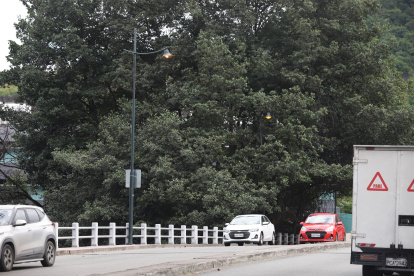 LUMINARIA DE PUENTE DE LA AV LAS MONJAS ENCENDIDA DURANTE EL DIA ... FD: CARLOS KLINGER  ... 07-05-2023