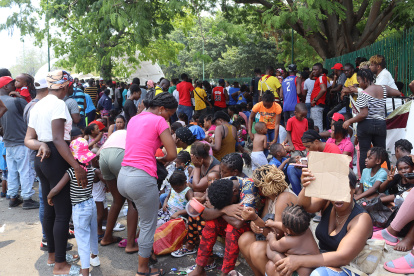 Migrantes hacen fila para tramitar papeles migratorios hoy, en Tapachula (México). Una nueva ola de cerca de 5.000 migrantes de diversos países llegó este lunes a Chiapas, en la frontera sur de México, con la esperanza de cruzar a Estados Unidos cuando expire el Título 42 de aquel país el próximo jueves. EFE/Juan Manuel Blanco