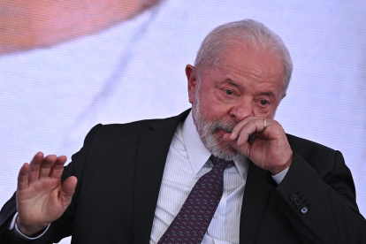 El presidente de Brasil, Luiz Inácio Lula da Silva, participa en la ceremonia de sanción del proyecto de ley que establece la Política Nacional de Salud Bucal en el ámbito del Sistema Único de Salud (SUS), hoy, en el Palacio del Planalto en Brasilia (Brasil). Lula da Silva sancionó este lunes una ley que instaura un nuevo programa de atención bucal en la red de salud pública, sobre el cual aseguró que tiene como objetivo que los brasileños "vuelvan a sonreír". El mandatario dijo que la ampliación de la atención odontológicos en la salud pública pretende "recuperar la sonrisa de millones de brasileños" y darle "dignidad" a los más pobres, que no tienen acceso a los servicios privados. EFE/ Andre Borges