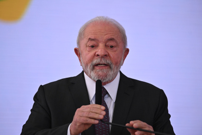 El presidente de Brasil, Luiz Inácio Lula da Silva, participa en la ceremonia de sanción del proyecto de ley que establece la Política Nacional de Salud Bucal en el ámbito del Sistema Único de Salud (SUS), hoy, en el Palacio del Planalto en Brasilia (Brasil). Lula da Silva sancionó este lunes una ley que instaura un nuevo programa de atención bucal en la red de salud pública, sobre el cual aseguró que tiene como objetivo que los brasileños "vuelvan a sonreír". El mandatario dijo que la ampliación de la atención odontológicos en la salud pública pretende "recuperar la sonrisa de millones de brasileños" y darle "dignidad" a los más pobres, que no tienen acceso a los servicios privados. EFE/ Andre Borges