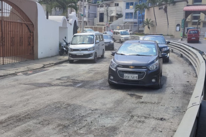 Muchos baches se pueden ver en el tramo de la vía habilitado