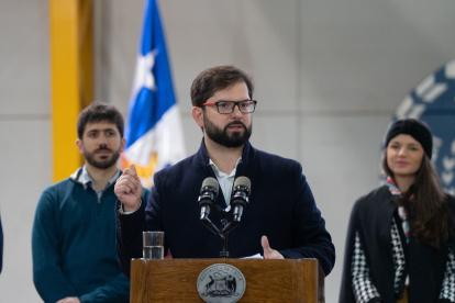 El mandatario Gabriel Boric (c), durante una rueda de prensa, después de votar en los segundo comicios constituyentes, en Punta Arenas (Chile).