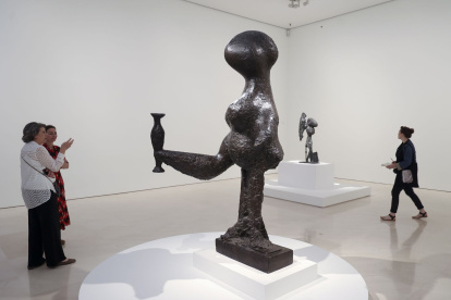 Málaga. Un hombre observa el grupo de esculturas de ‘Los bañistas’.