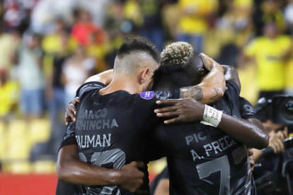 Los jugadores de Barcelona celebraron la goleada 5-1 ante Aucas la noche del domingo 7 de mayo.