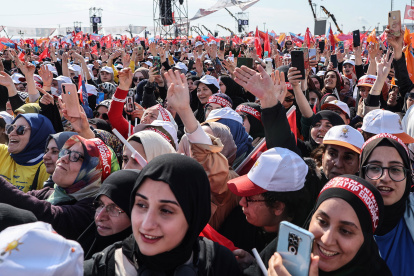Simpatizantes del presidente turco, Recep Tayyip Erdogan, asisten a su mitin de campaña electoral en Estambul, Turquía, el 07 de mayo de 2023.