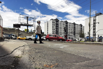 Riesgo. En las avenidas 6 de Diciembre y Río Coca es peligroso transitar por la ‘acera’, más que nada para los adultos mayores