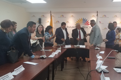 El asambleísta Marcos Molina /centro) recibió sugerencias y observaciones de directivos de carreras y gremios de psicología, de cara a la elaboración del reglamento.