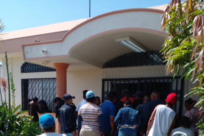 Familiares de víctimas realizaban trámites legales en morgue.