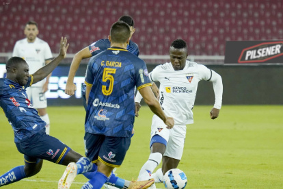 Los albos no consiguieron ganar de locales