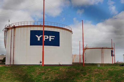 Foto referencial. Tanques de YPF Repsol en Mar del Plata.