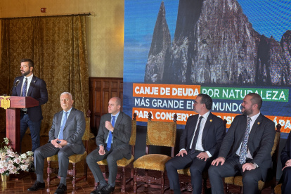 Los ministros de Estado y el embajador de Estados Unidos en Ecuador, durante el evento de presentación de canje de deuda.