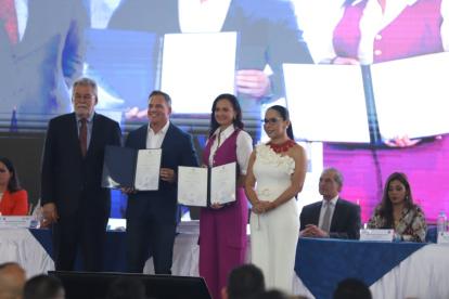 La prefecta del Guayas, Marcela Aguiñaga, recibió sus credenciales como nueva autoridad electa