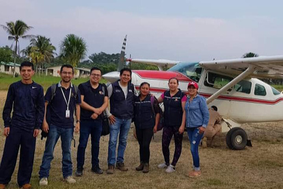 Foto de marzo de 2019 del entonces personal médico del MSP que atendía en el centro de salud de Lorocachi, Pastaza, sitio al que solo se llega en avioneta