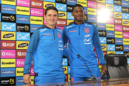 El DT Miguel bravo de la mini-Tri y el jugador Justin Cuero previo a la salida a Argentina