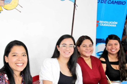 Blanca López (c), una de las concejalas electas de la Revolución Ciudadana.
