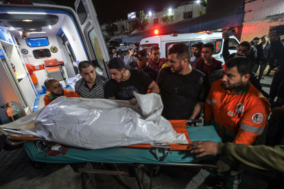 Los palestinos llevan el cuerpo de un miembro del movimiento de la Yihad Islámica en el hospital Al Shifa después de los ataques aéreos de Israel en la ciudad de Gaza, el 09 de mayo de 2023.