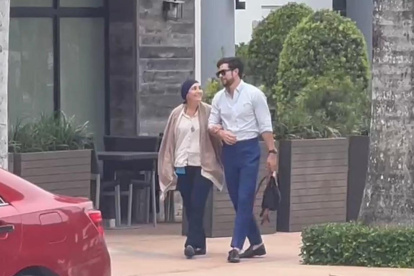 Danilo Carrera y su mamá, Elsita Huerta, tras abandonar una cafetería en Miami.