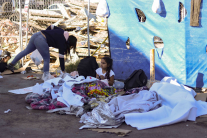 Los migrantes tratan de aguarecerse con plástico del sol