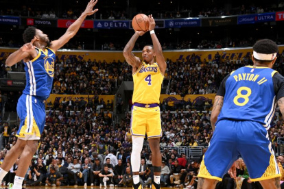 Lonnie Walker haciendo un tiro en el partido del Lunes 8 de mayo.