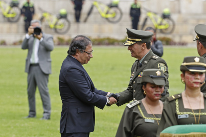 El presidente de Colombia, Gustavo Petro (i), saluda al Mayor General William René Salamanca durante su posesión como nuevo director de la Policía Nacional, hoy, en un acto celebrado en la Escuela de Cadetes de Policía Francisco de Paula Santander, en Bogotá (Colombia). EFE/Mauricio Dueñas Castañeda