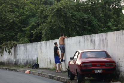 Los muros que dividen el barrio del parque Samanes tienen menos de dos metros de altura y eso propicia que más de uno los salte para cometer fechorías.