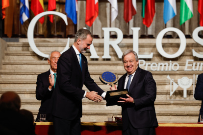 El secretario general de la ONU, António Guterres, recibe el Premio Europeo Carlos V. (Cáceres). EFE/J.J. Guillén