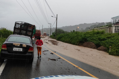 Las lluvias provocaron deslizamientos y el cierre parcial de la vía que une a Rioverde y Borbón.