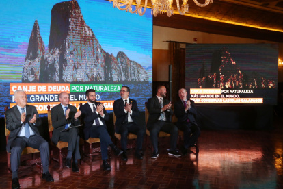 Los ministros de Gobierno y el embajador de EE. UU. en Ecuador, Michael J. Fitzpatrick, en el evento.