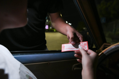 Hecho. Los cuidadores dan a los visitantes un tique o simplemente anuncian que se les debe pagar tres dólares por seguridad, siempre por adelantado.