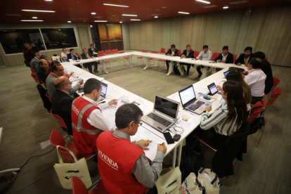 Funcionarios del Ministerio de Vivienda de Perú, en una reunión de planificación. Esta entidad costruirá 15.029 casas bioclimáticas.