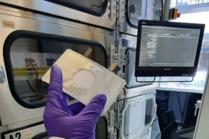 Uno de los miembros del equipo que trabaja en el rediseño de la celda de batería de litio-aire sostiene parte del equipamiento empleado en la investigación.