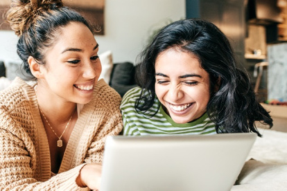 En el siglo digital, el consumo de información y ocio en internet se ha vuelto una parte integral de la vida cotidiana para la mayoría de personas y los jóvenes suelen ser las generaciones más conectadas
