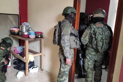 Entre las evidencias hallaron: panfletos escritos con amenazas y logotipos de Los Tiguerones